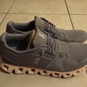 Women's On Running Cloud 5 size 8.5